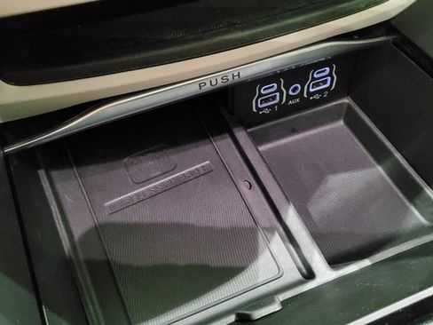 Used 2023 Chrysler Pacifica Limited image 31