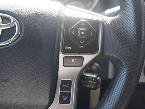 Used 2018 Toyota Tacoma SR5 AWD/4WD image 9