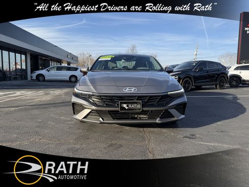 Used 2024 Hyundai Elantra SEL image 3