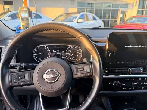 Used 2022 Nissan Pathfinder SL w/ Lighting Package (N92) FWD image 13