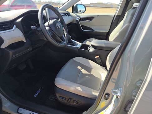 Used 2023 Toyota RAV4 XLE Premium image 9