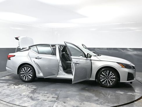 Used 2024 Nissan Altima 2.5 SV image 56