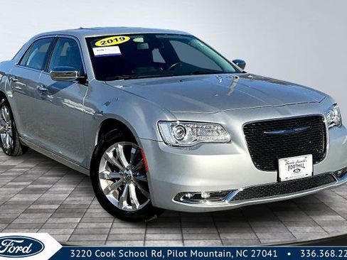Used 2019 Chrysler 300 Limited image 1
