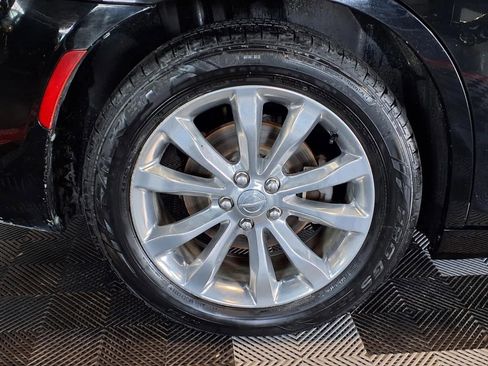 Used 2018 Chrysler 300 Touring AWD/4WD image 7