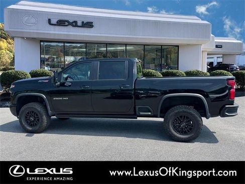 Used 2024 Chevrolet Silverado 2500 ZR2 w/ Technology Package image 2