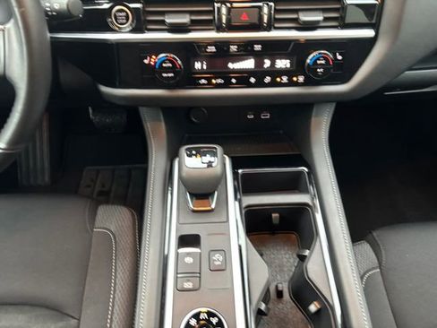 Used 2024 Nissan Pathfinder SV image 11