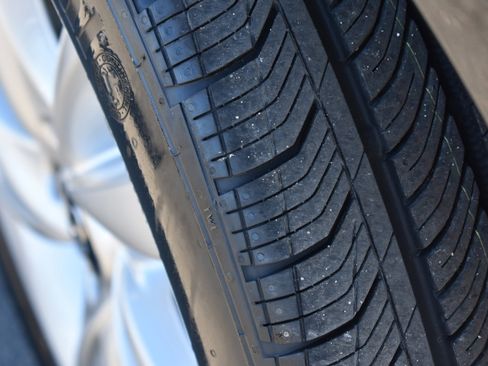 Used 2017 INFINITI QX30 Premium w/ Navigation Package image 12