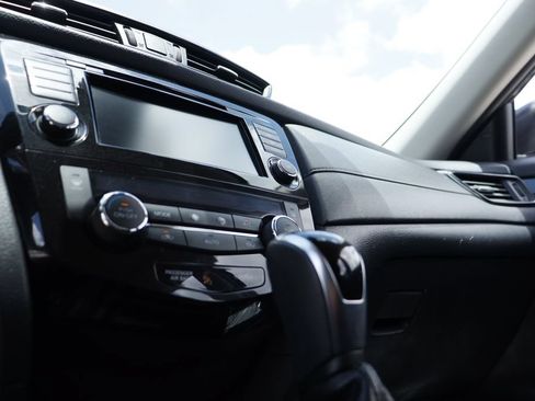 Used 2020 Nissan Rogue SV FWD image 15