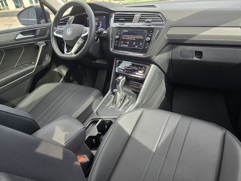 Used 2023 Volkswagen Tiguan SE w/ Panoramic Sunroof Package FWD image 28