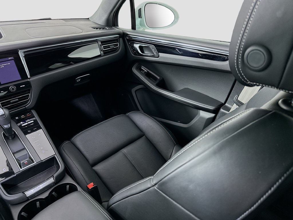 Certified 2025 Porsche Macan AWD/4WD image 26