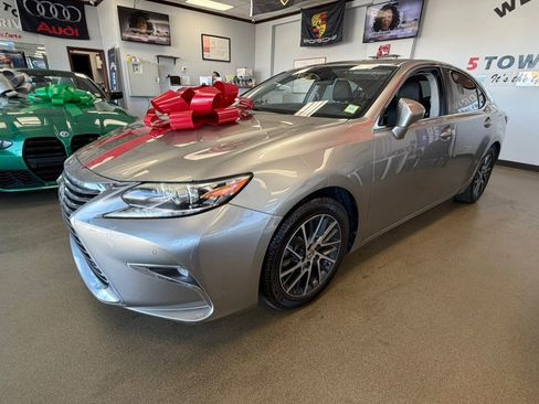 Used 2016 Lexus ES 350 w/ Luxury Package w/Wood Trim FWD image 4