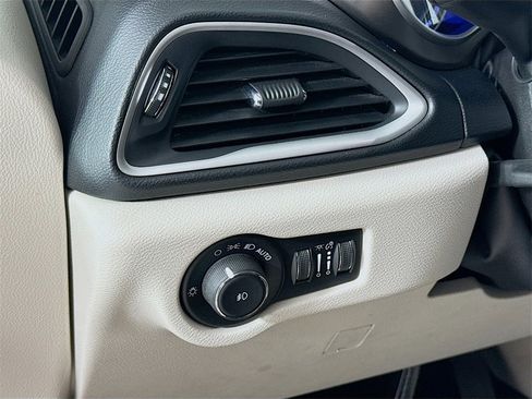 Used 2020 Chrysler Pacifica Touring-L Plus image 17