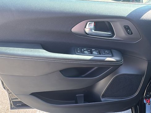 New 2026 Chrysler Pacifica Select image 11