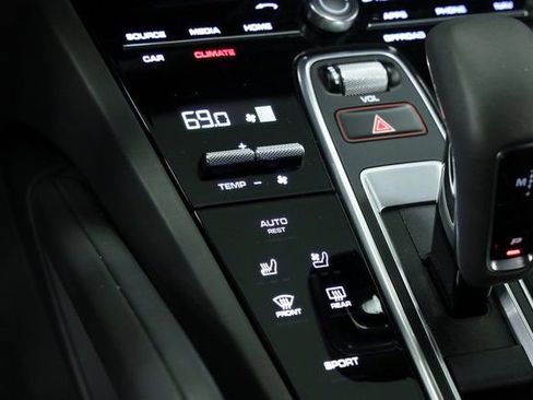 Used 2022 Porsche Cayenne Platinum Edition image 25