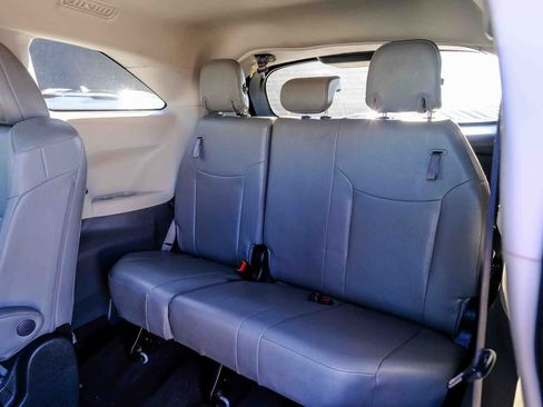 Used 2024 Toyota Sienna XLE FWD image 18