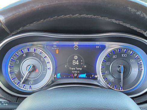 Used 2018 Chrysler 300 Touring w/ Chrome Appearance Package RWD image 9