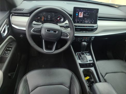 Used 2025 Jeep Compass Limited AWD/4WD image 12
