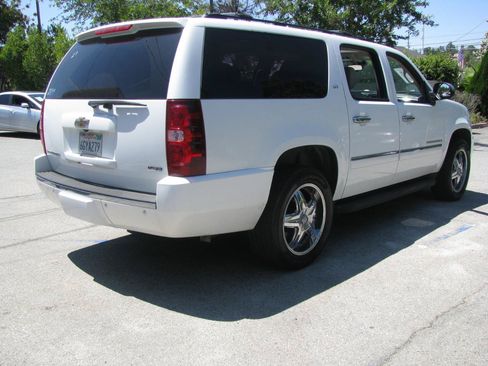 Used 2009 Chevrolet Suburban LTZ RWD image 6