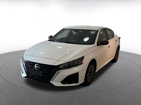 Used 2025 Nissan Altima 2.5 SV FWD image 8