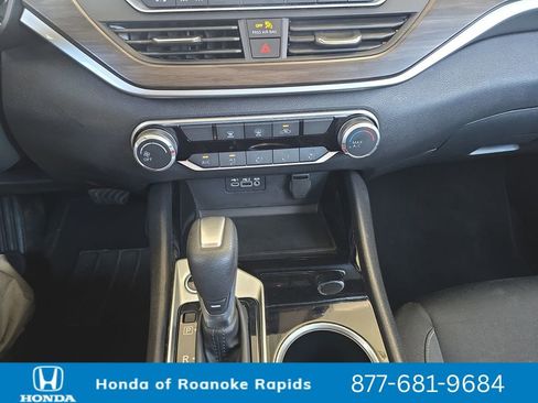 Used 2024 Nissan Altima 2.5 SV FWD image 15