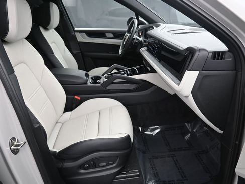 Certified 2024 Porsche Cayenne image 25