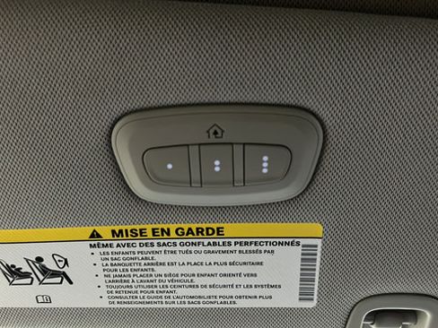 Used 2023 Chrysler Pacifica Limited w/ Uconnect Theater Family Group FWD image 34