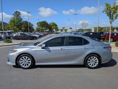 Used 2018 Toyota Camry LE image 6