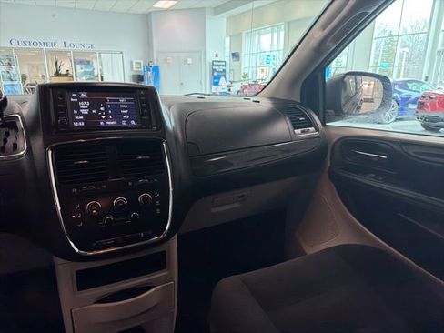 Used 2018 Dodge Grand Caravan SE FWD image 23