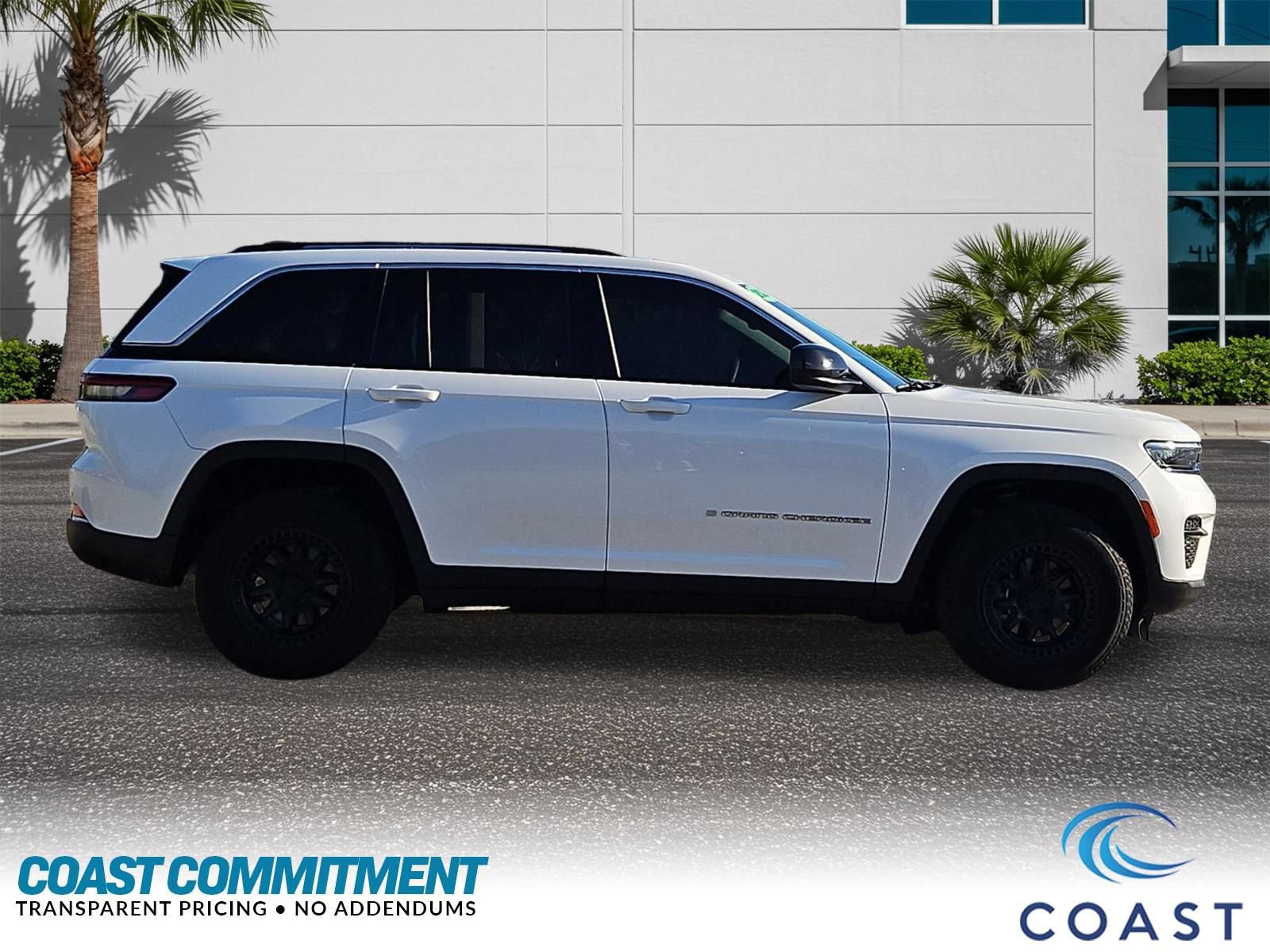 Used 2023 Jeep Grand Cherokee Laredo AWD/4WD image 5