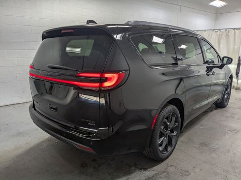 New 2026 Chrysler Pacifica Limited w/ S Appearance Package AWD/4WD image 5