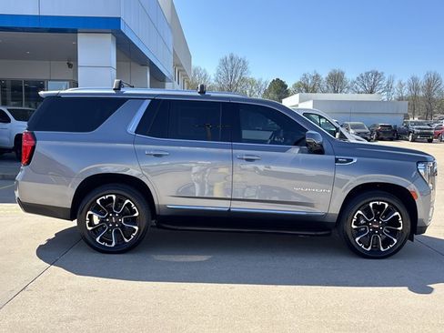 Used 2022 GMC Yukon SLT w/ SLT Premium Package image 2