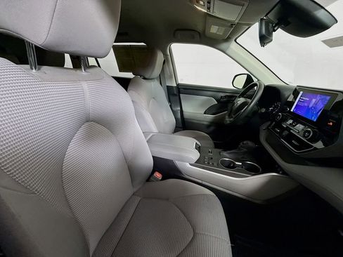 Certified 2023 Toyota Highlander L image 27