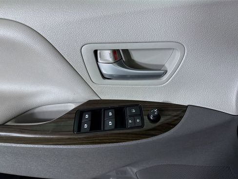 Certified 2019 Toyota Sienna XLE w/ Carpet Mat Package image 23