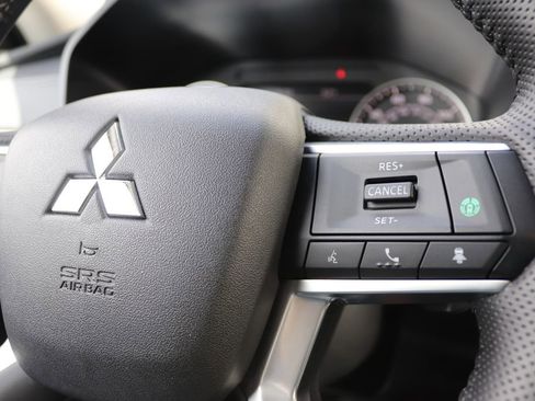 Used 2025 Mitsubishi Outlander SE image 17