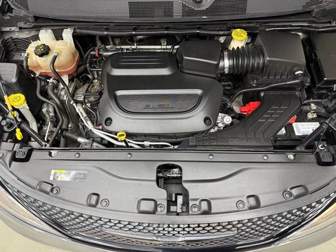 Used 2020 Chrysler Pacifica Touring-L Plus w/ S Appearance Package FWD image 7