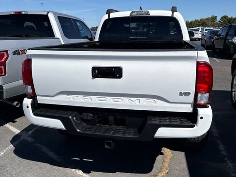 Used 2017 Toyota Tacoma TRD Sport AWD/4WD image 11