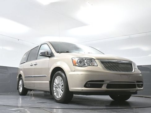 Used 2015 Chrysler Town & Country Limited Platinum w/ Trailer Tow Group FWD image 20