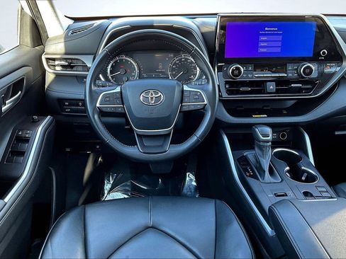 Used 2023 Toyota Highlander XLE image 5