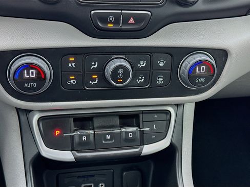 Used 2023 GMC Terrain SLT image 12