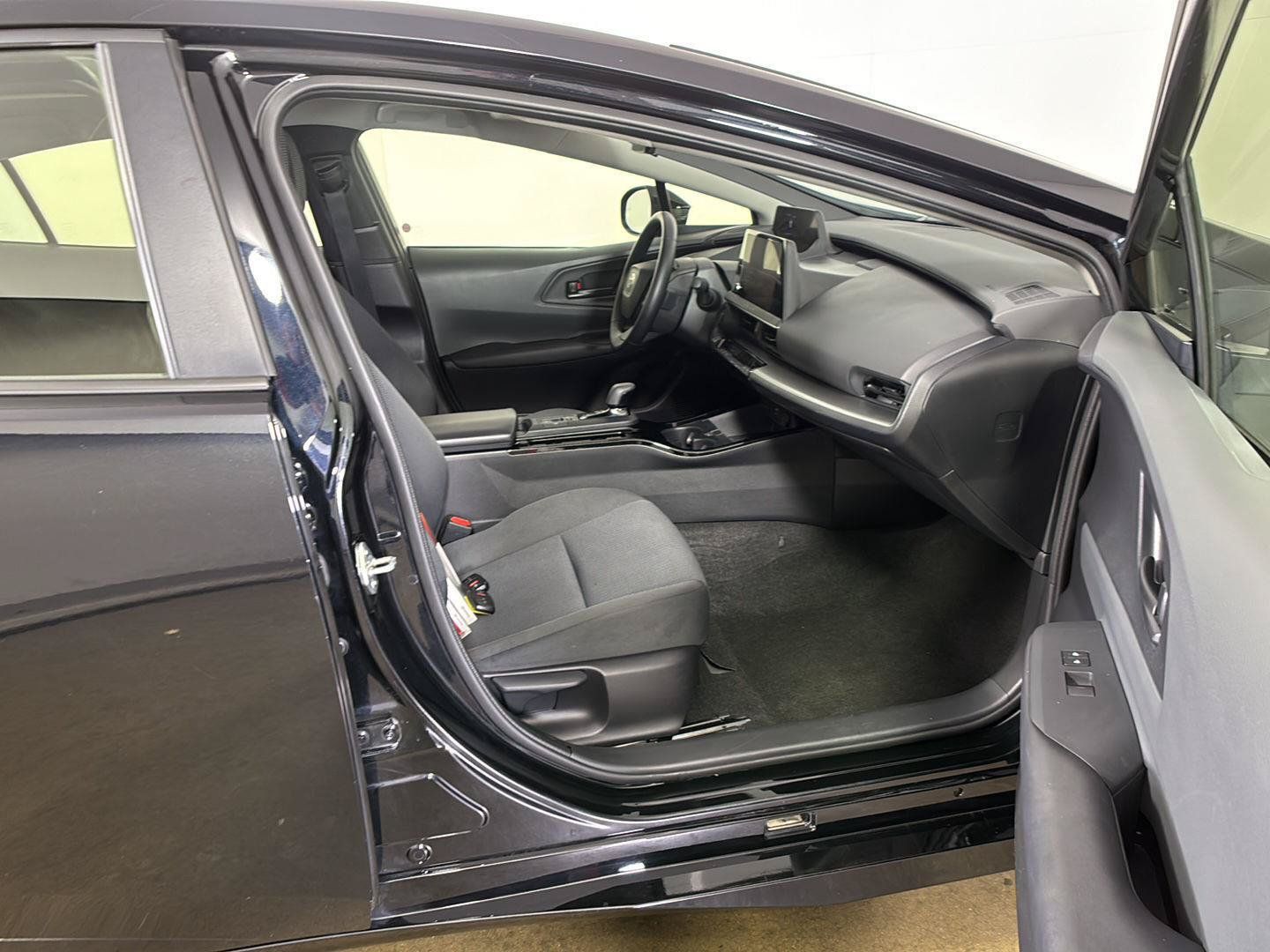 Used 2025 Toyota Prius LE FWD image 21