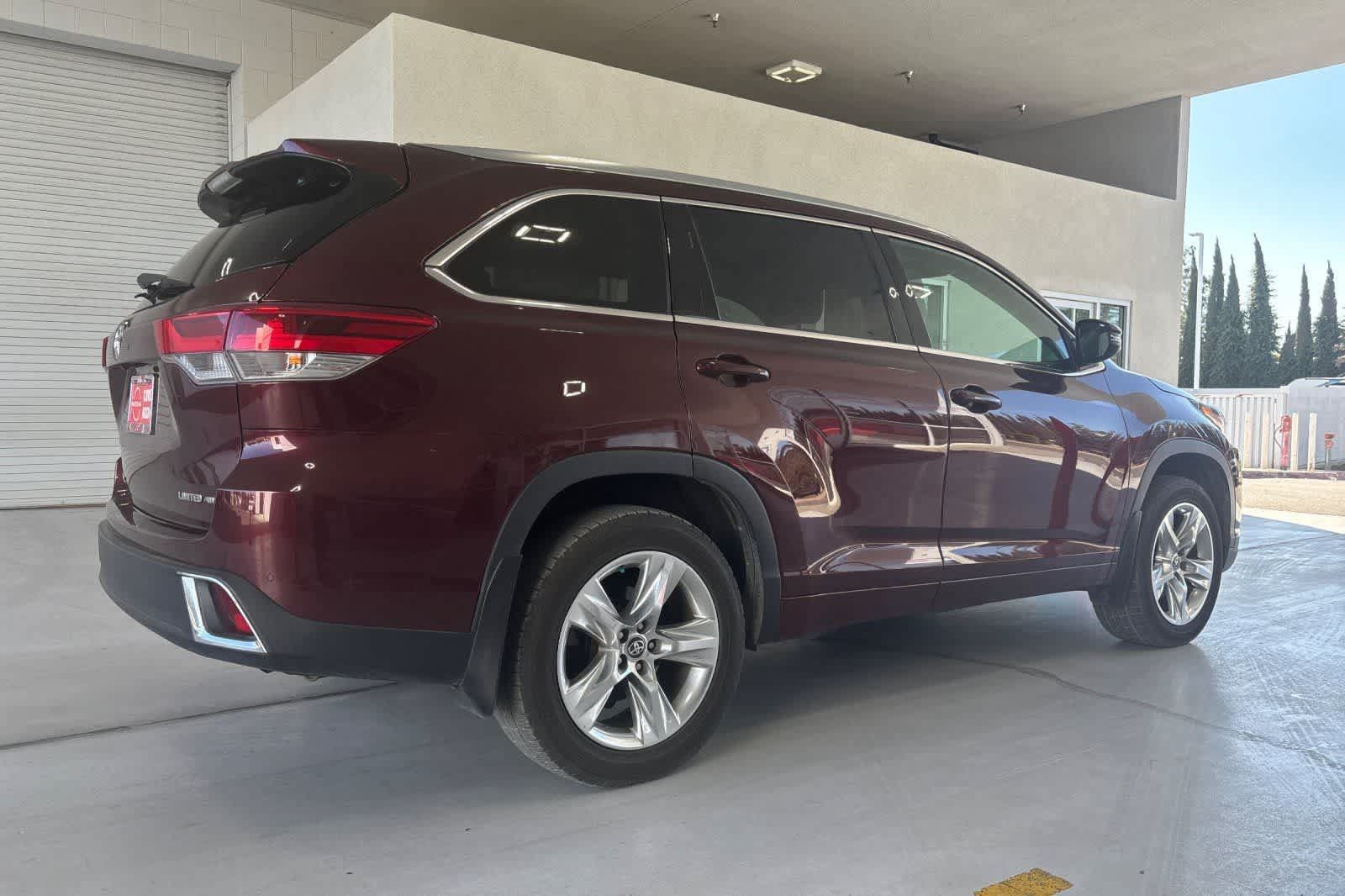 Used 2018 Toyota Highlander Limited AWD/4WD image 3