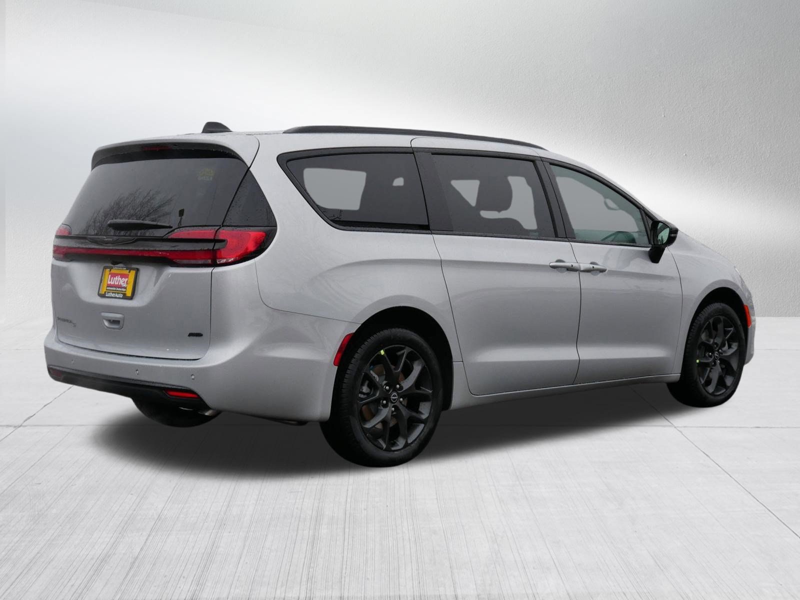 New 2026 Chrysler Pacifica Select w/ S Appearance Package AWD/4WD image 7