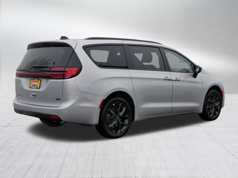 New 2026 Chrysler Pacifica Select image 7