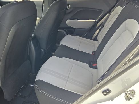 Used 2022 Hyundai Venue SEL FWD image 11