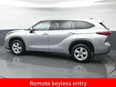 Used 2022 Toyota Highlander LE AWD/4WD image 4