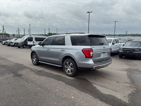 Used 2022 Ford Expedition XLT RWD image 2