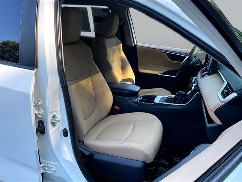 Used 2019 Toyota RAV4 LE w/ Carpet Mat Package AWD/4WD image 8