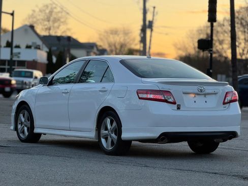 Used 2011 Toyota Camry SE w/ Sport Leather Pkg image 3