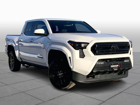 Used 2025 Toyota Tacoma SR5 image 3