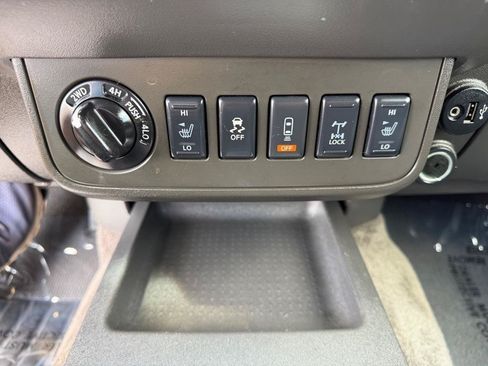 Used 2017 Nissan Frontier PRO-4X w/ Pro-4x Graphics Package AWD/4WD image 40